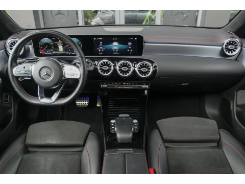 Mercedes-Benz CLA-Klasse CLA250 AMG 224pk Panoramadak Night pakket Widescreen Sfeerverlichting 19" LMV