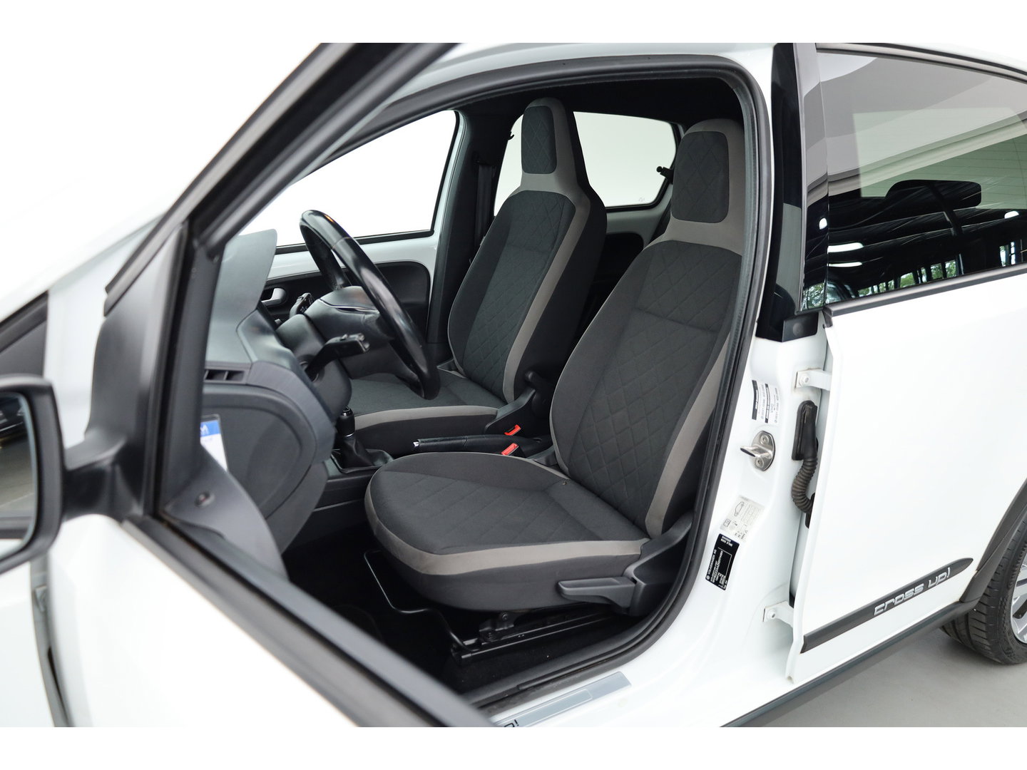 Volkswagen up! 1.0 TSI BMT Cross Up! | RIJKLAAR !! | Cruise Control | PDC+A | Stoelverw. | Bluetooth | 16''