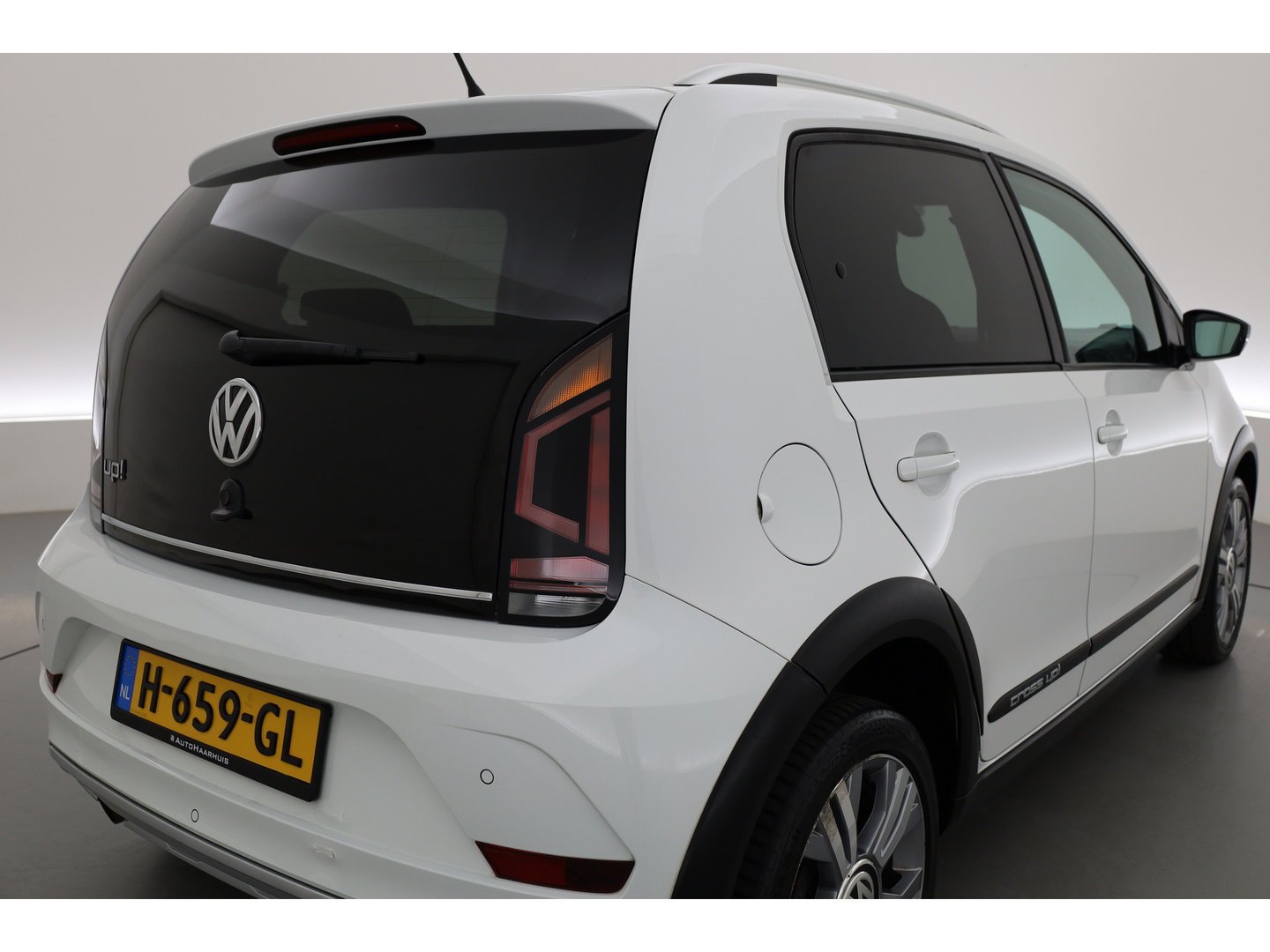Volkswagen up! 1.0 TSI BMT Cross Up! | RIJKLAAR !! | Cruise Control | PDC+A | Stoelverw. | Bluetooth | 16''