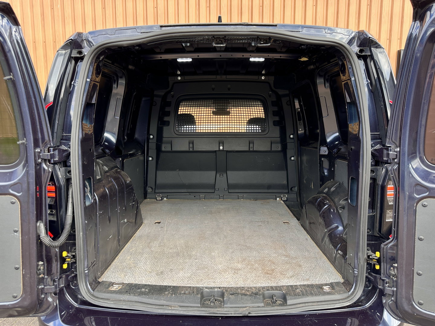 Volkswagen Caddy Cargo 2.0 TDI | ACC | Achteruitrijcamera | Parkeersensoren | Apple Carplay | Android Auto | Keyless | Verlaagd | LED |