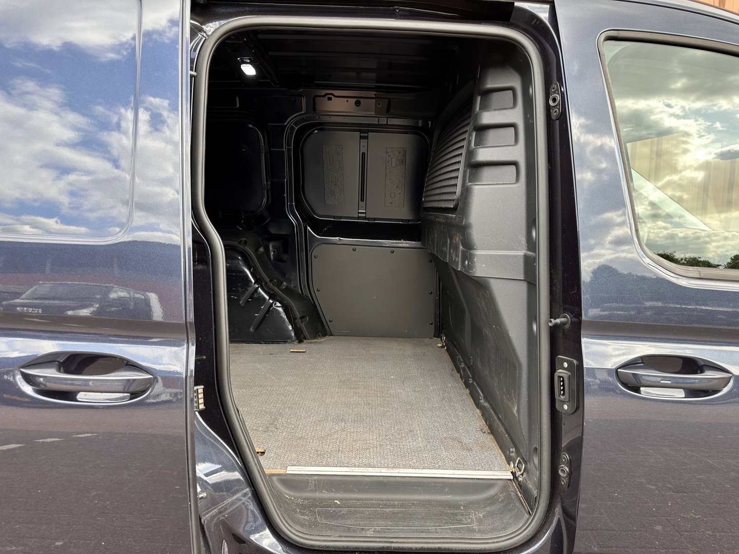 Volkswagen Caddy Cargo 2.0 TDI | ACC | Achteruitrijcamera | Parkeersensoren | Apple Carplay | Android Auto | Keyless | Verlaagd | LED |