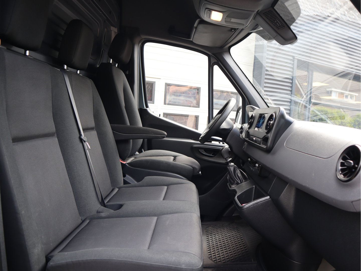 Mercedes-Benz Sprinter 315 CDI 150 pk L2H2 Mbux - Camera - Bankje