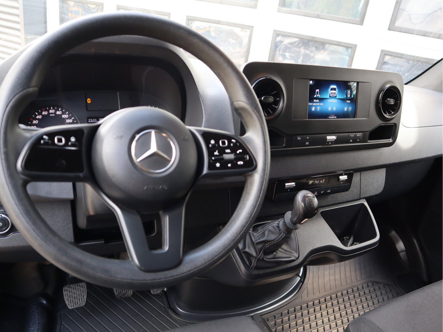 Mercedes-Benz Sprinter 315 CDI 150 pk L2H2 Mbux - Camera - Bankje