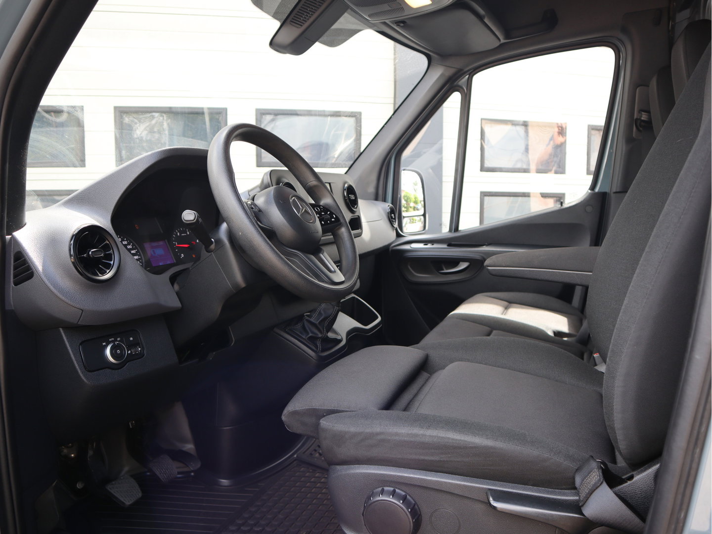 Mercedes-Benz Sprinter 315 CDI 150 pk L2H2 Mbux - Camera - Bankje