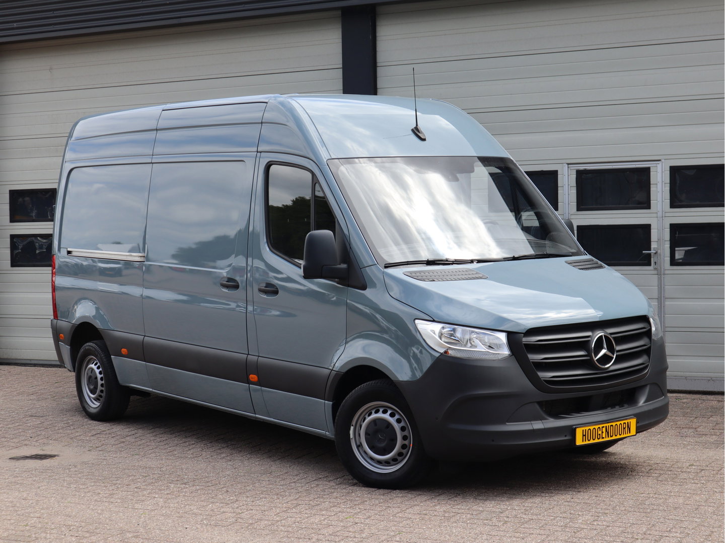 Mercedes-Benz Sprinter 315 CDI 150 pk L2H2 Mbux - Camera - Bankje