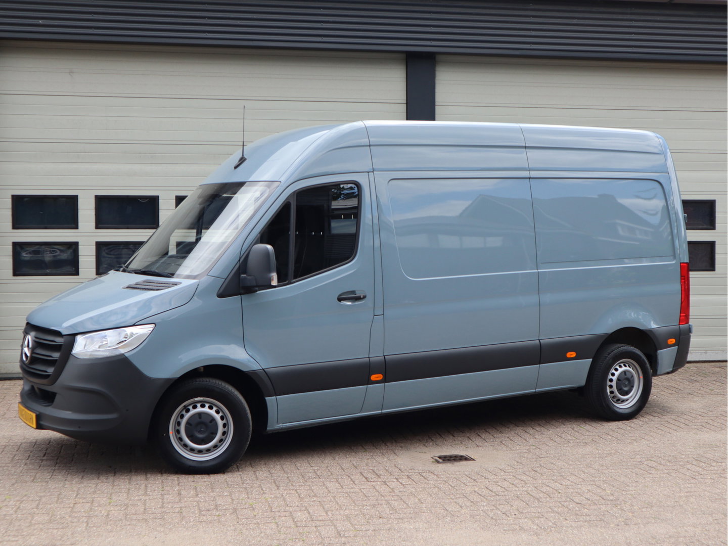 Mercedes-Benz Sprinter 315 CDI 150 pk L2H2 Mbux - Camera - Bankje