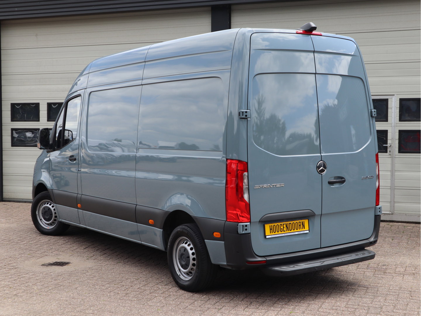 Mercedes-Benz Sprinter 315 CDI 150 pk L2H2 Mbux - Camera - Bankje