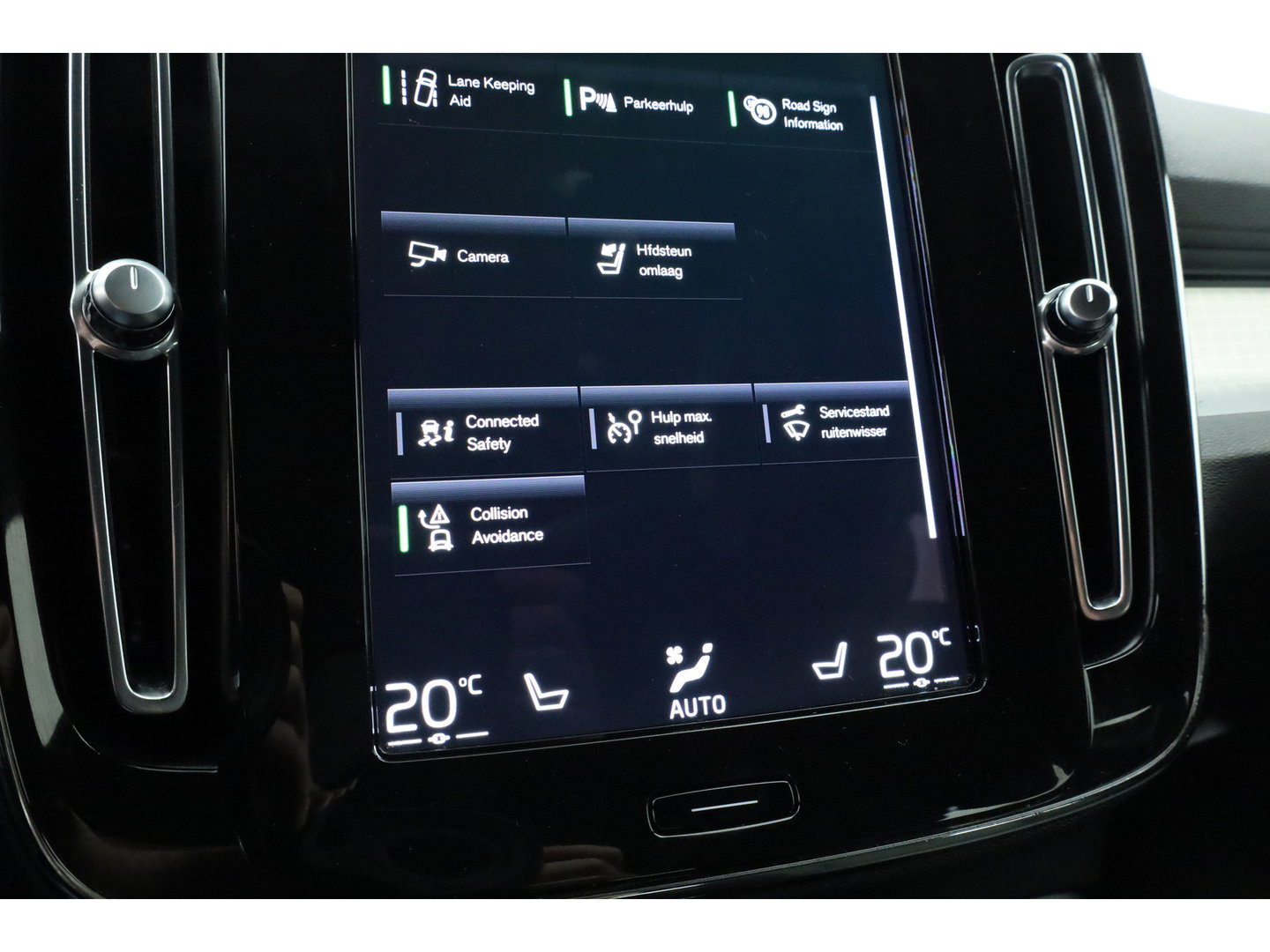 Volvo XC40 1.5 T4 Plug-in hybrid Plus Bright | Prijs rijklaar | Facelift | trekhaak | H&K Audio | carplay | stoel & stuur verwarming | Memory |