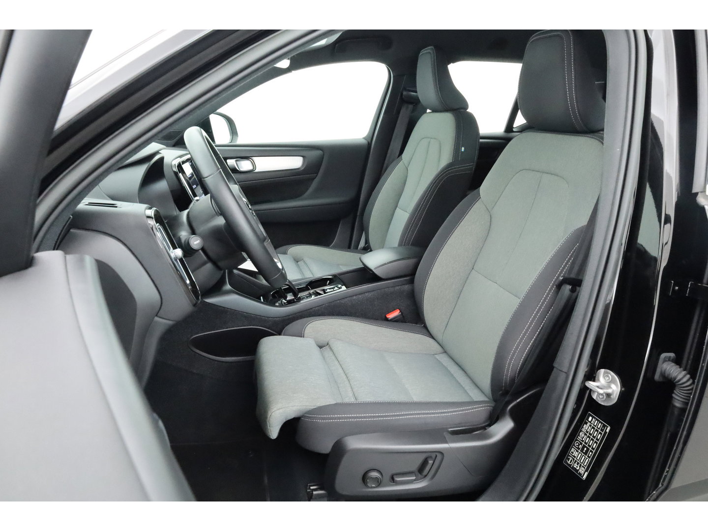 Volvo XC40 1.5 T4 Plug-in hybrid Plus Bright | Prijs rijklaar | Facelift | trekhaak | H&K Audio | carplay | stoel & stuur verwarming | Memory |
