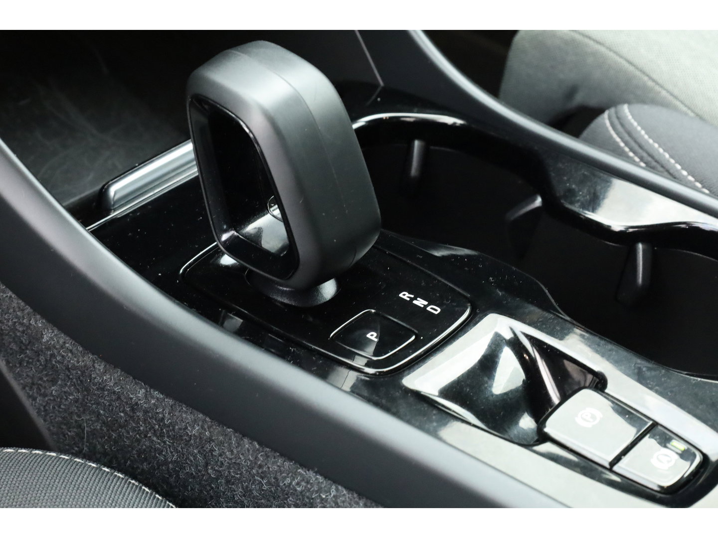 Volvo XC40 1.5 T4 Plug-in hybrid Plus Bright | Prijs rijklaar | Facelift | trekhaak | H&K Audio | carplay | stoel & stuur verwarming | Memory |