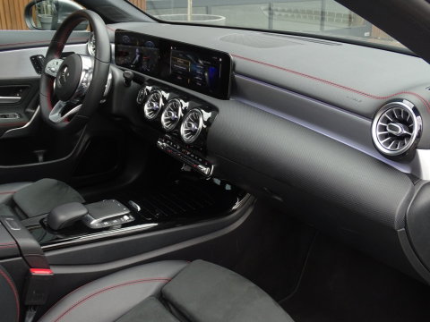 Mercedes-Benz CLA-Klasse Shooting Brake 250 225PK AMG / panorama / *NAP*
