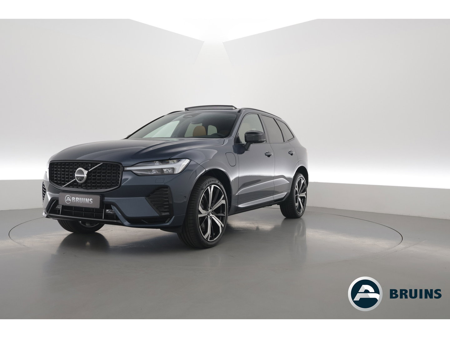 Volvo XC60 2.0 T6 Plug-in hybrid AWD Ultra Dark | Luchtvering | Bowers & Wilkins | Massage | Stoelventilatie | 360 camera | HUD |