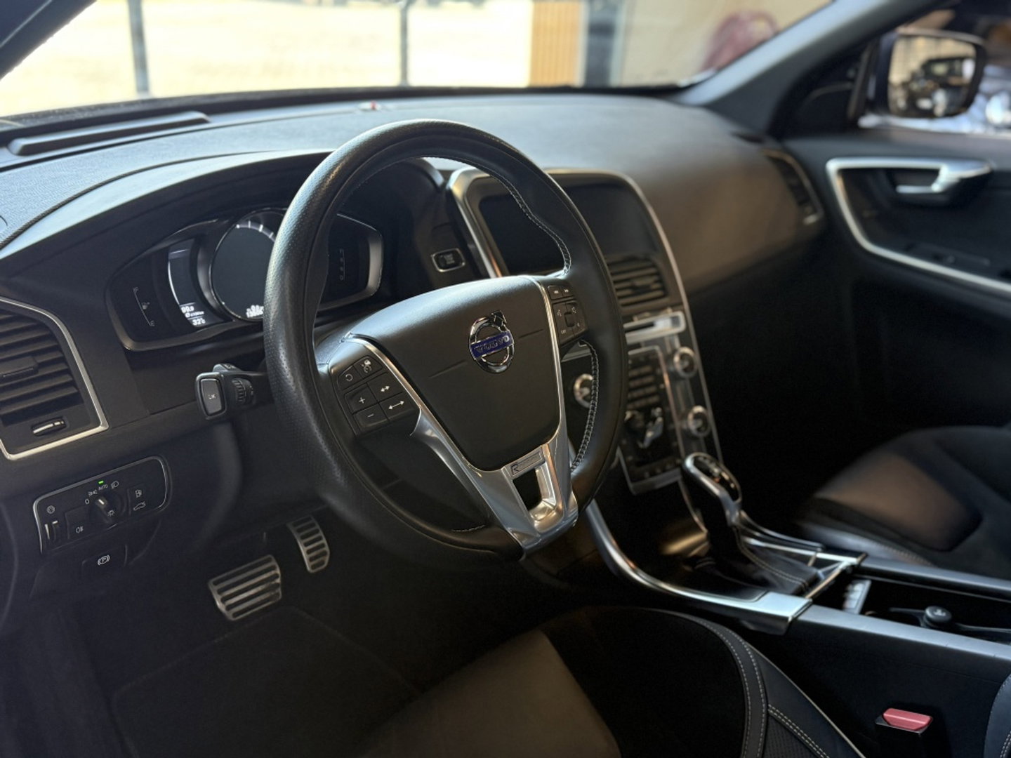 Volvo XC60 2.0 T5 FWD Polar+ 245PK / R-Design / LED