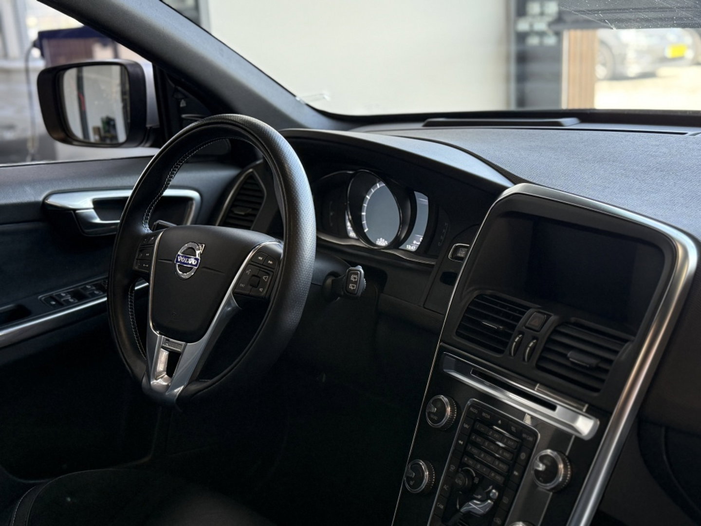 Volvo XC60 2.0 T5 FWD Polar+ 245PK / R-Design / LED