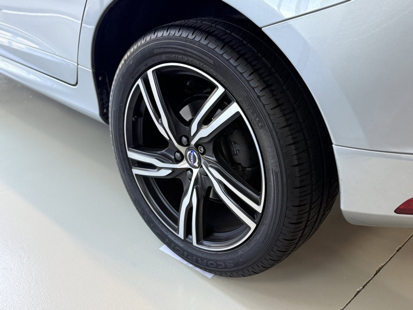 Volvo XC60 2.0 T5 FWD Polar+ 245PK / R-Design / LED