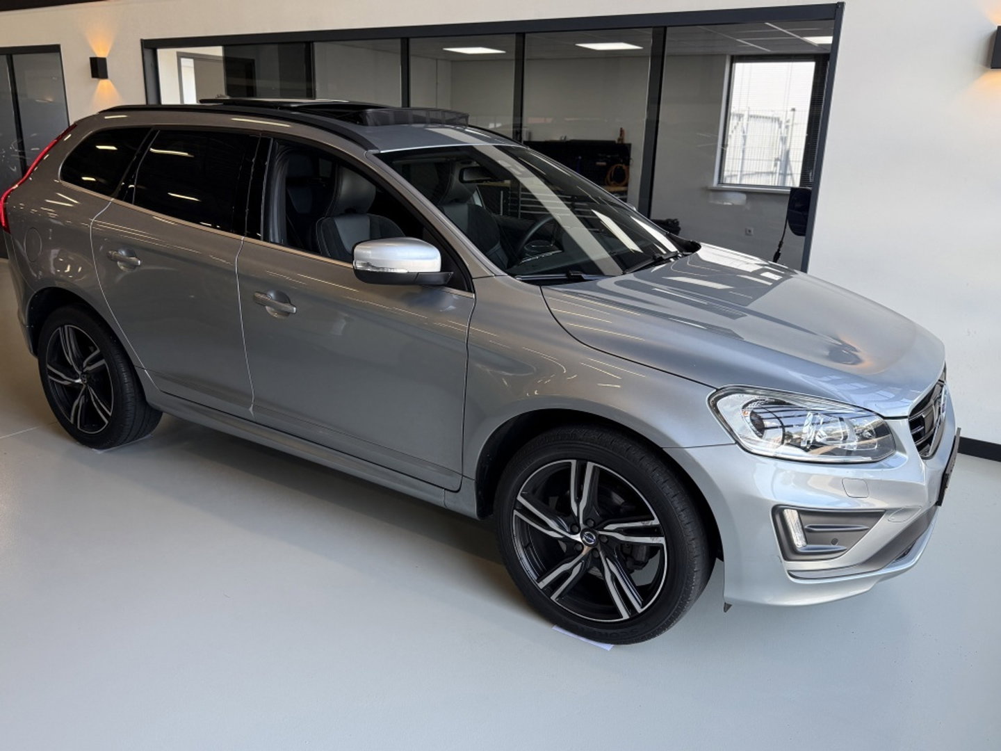 Volvo XC60 2.0 T5 FWD Polar+ 245PK / R-Design / LED
