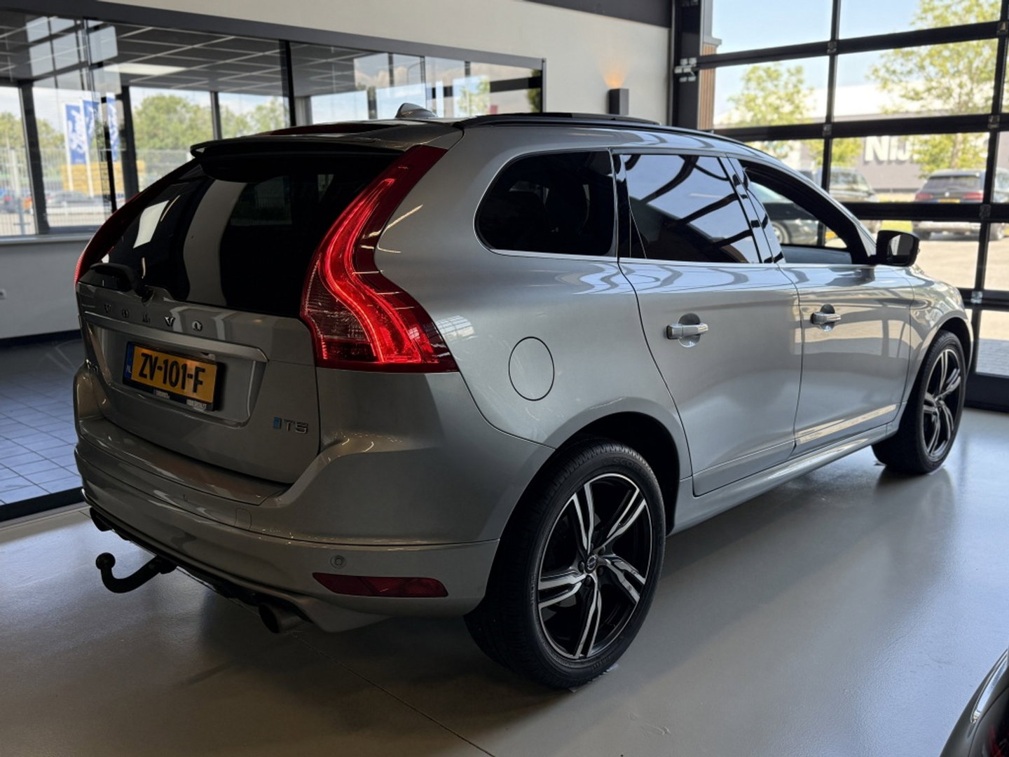 Volvo XC60 2.0 T5 FWD Polar+ 245PK / R-Design / LED