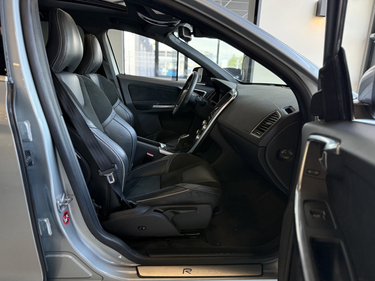 Volvo XC60 2.0 T5 FWD Polar+ 245PK / R-Design / LED