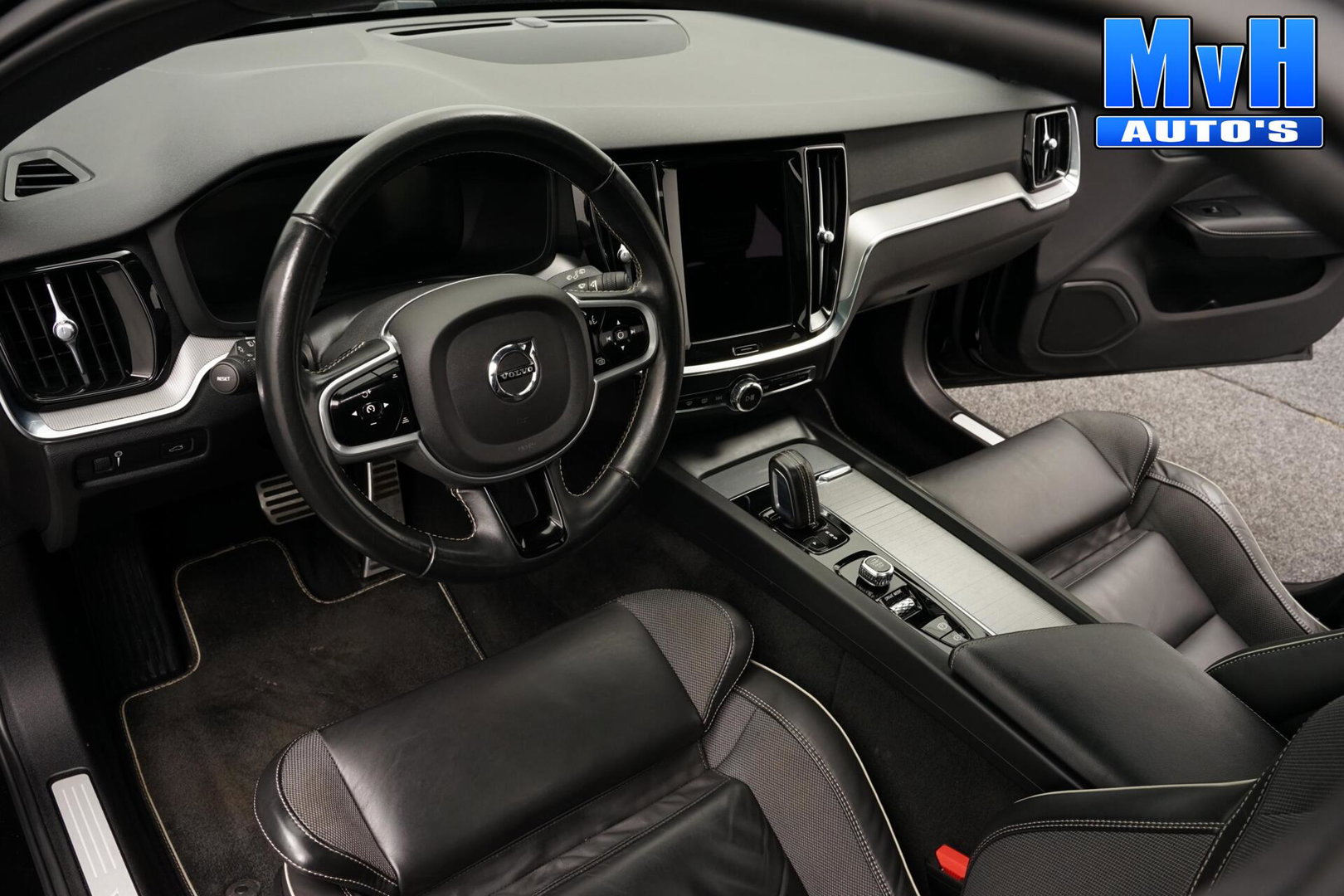 Volvo V60 2.0 B3 R-Design|PANO|STOEL/STUUR.VERW|AUTO.PILOT