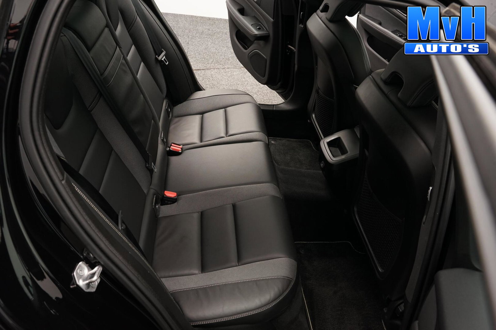 Volvo V60 2.0 B3 R-Design|PANO|STOEL/STUUR.VERW|AUTO.PILOT