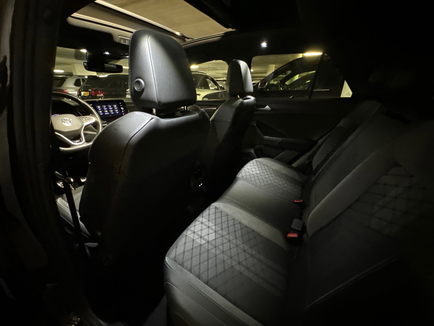 Volkswagen T-Roc 1.5 TSI R-Line Pano|IQ|Keyles|CarPlay|Sfeer