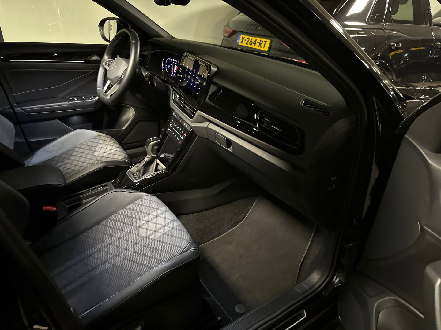 Volkswagen T-Roc 1.5 TSI R-Line Pano|IQ|Keyles|CarPlay|Sfeer