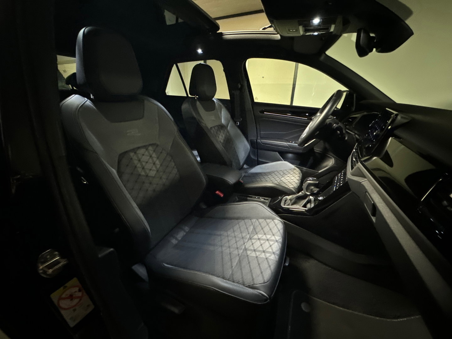 Volkswagen T-Roc 1.5 TSI R-Line Pano|IQ|Keyles|CarPlay|Sfeer