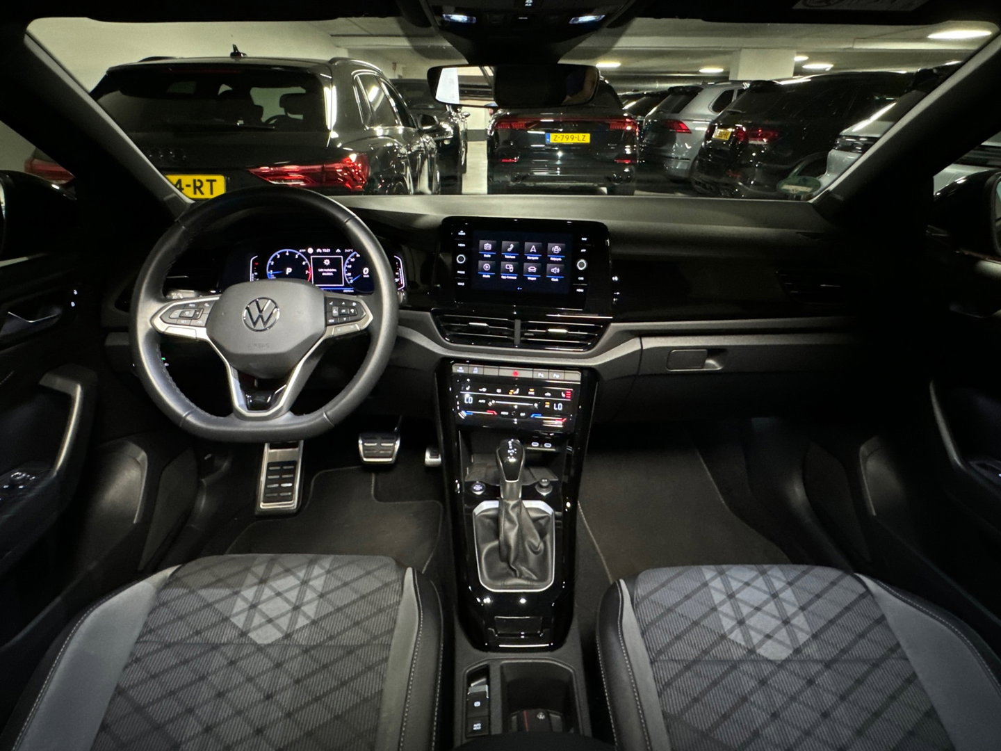 Volkswagen T-Roc 1.5 TSI R-Line Pano|IQ|Keyles|CarPlay|Sfeer