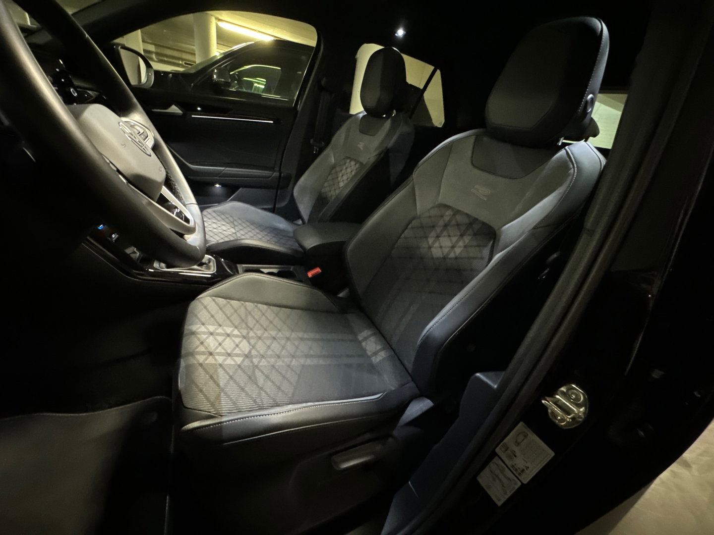 Volkswagen T-Roc 1.5 TSI R-Line Pano|IQ|Keyles|CarPlay|Sfeer