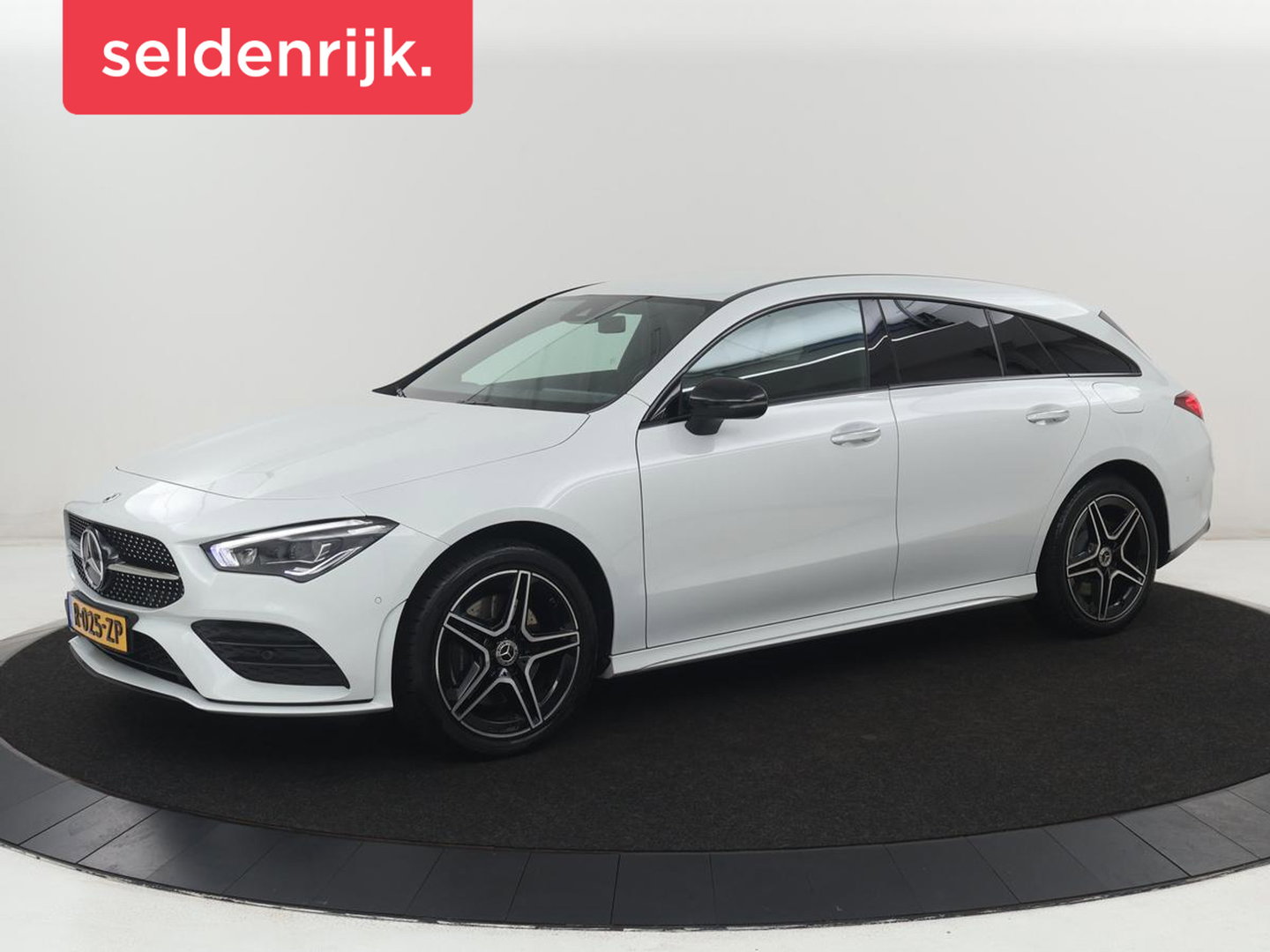 Mercedes-Benz CLA-Klasse Shooting Brake 250 e AMG Line | SOH 92.9% | Trekhaak | Leder | Camera | Carplay | Park assist | Cruise control | Sfeerverlichting | Stoelverwarming | Full LED | Climate control |