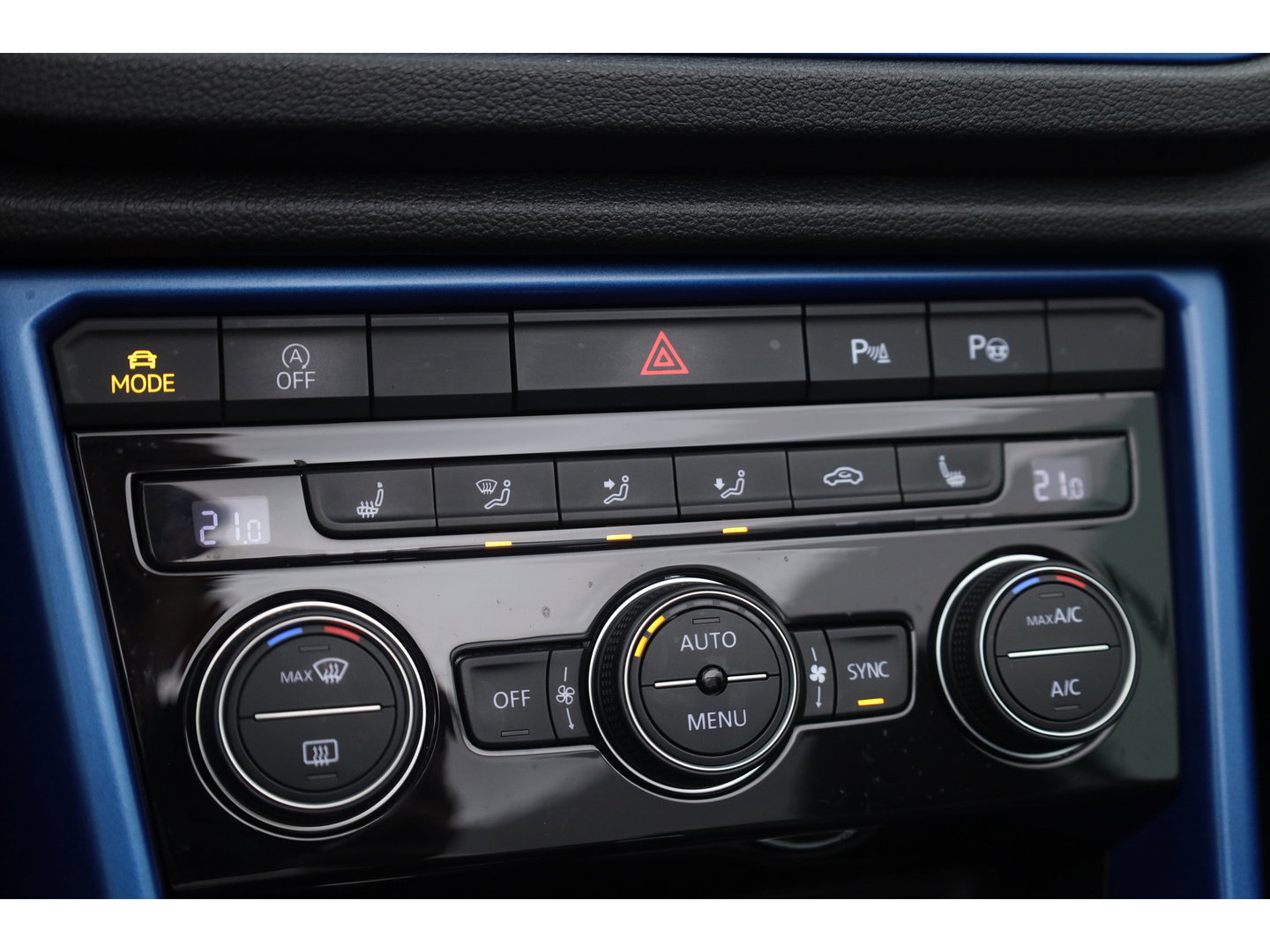 Volkswagen T-Roc Cabrio 1.5 TSI R-Line | Rijklaar! | 2x R-Line | Afn. Trekhaak | Dig. Cockpit | Beats Audio | Adapt. Cruise | Camera+PDC | Stoelverw. | Nav+App. Connect | LED | Climate | Draadloos | Keyless V