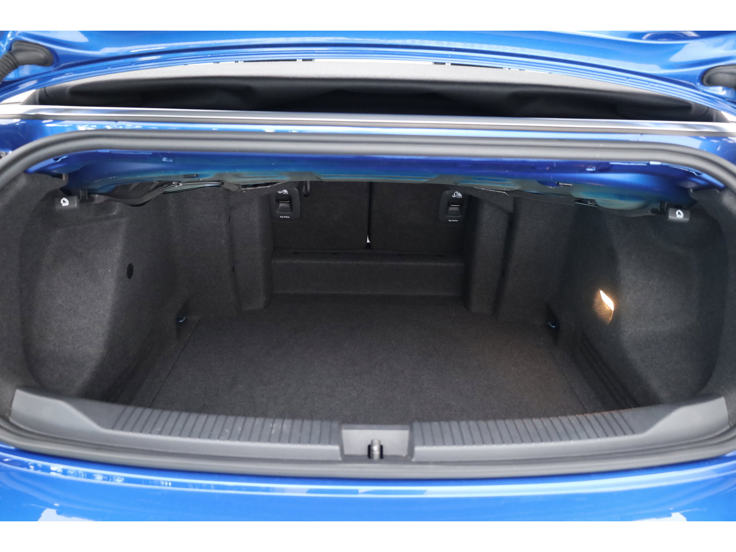 Volkswagen T-Roc Cabrio 1.5 TSI R-Line | Rijklaar! | 2x R-Line | Afn. Trekhaak | Dig. Cockpit | Beats Audio | Adapt. Cruise | Camera+PDC | Stoelverw. | Nav+App. Connect | LED | Climate | Draadloos | Keyless V