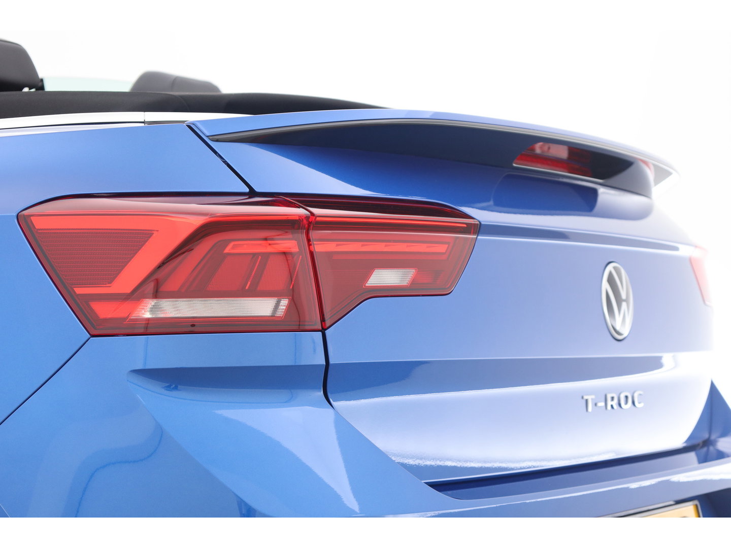 Volkswagen T-Roc Cabrio 1.5 TSI R-Line | Rijklaar! | 2x R-Line | Afn. Trekhaak | Dig. Cockpit | Beats Audio | Adapt. Cruise | Camera+PDC | Stoelverw. | Nav+App. Connect | LED | Climate | Draadloos | Keyless V