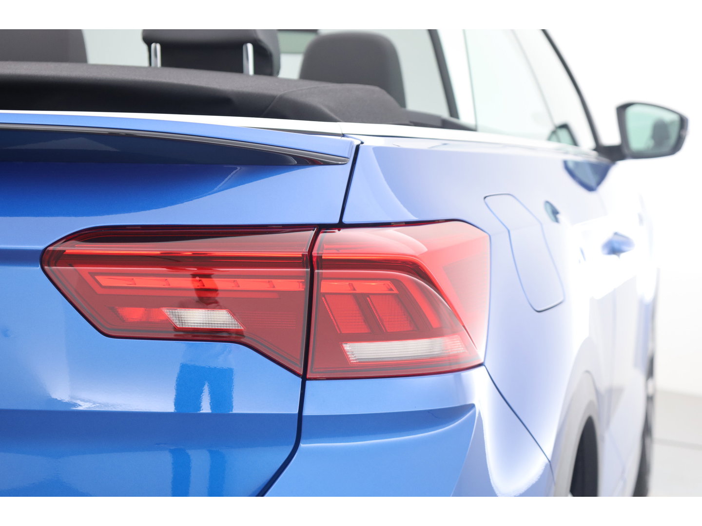 Volkswagen T-Roc Cabrio 1.5 TSI R-Line | Rijklaar! | 2x R-Line | Afn. Trekhaak | Dig. Cockpit | Beats Audio | Adapt. Cruise | Camera+PDC | Stoelverw. | Nav+App. Connect | LED | Climate | Draadloos | Keyless V