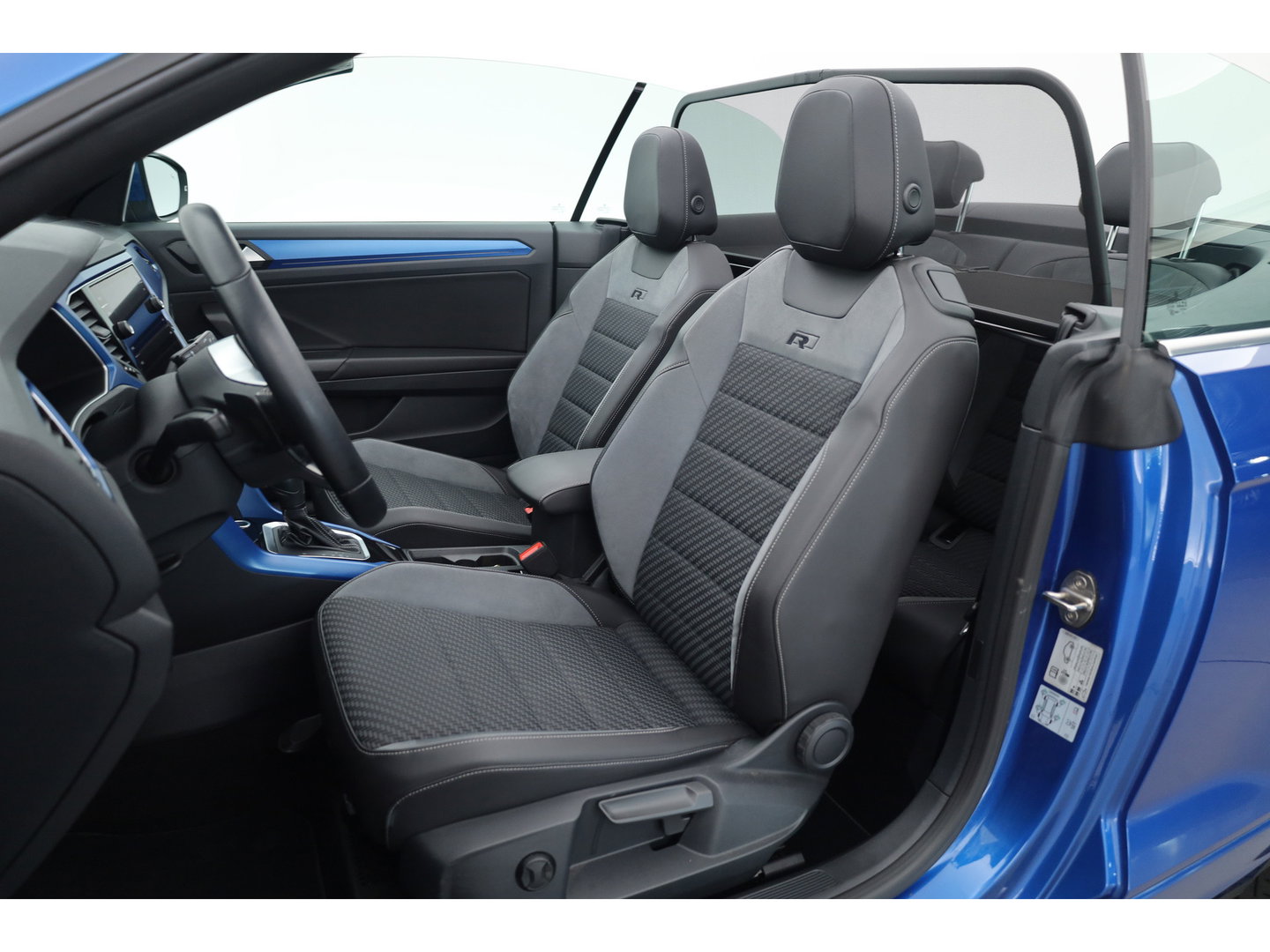 Volkswagen T-Roc Cabrio 1.5 TSI R-Line | Rijklaar! | 2x R-Line | Afn. Trekhaak | Dig. Cockpit | Beats Audio | Adapt. Cruise | Camera+PDC | Stoelverw. | Nav+App. Connect | LED | Climate | Draadloos | Keyless V