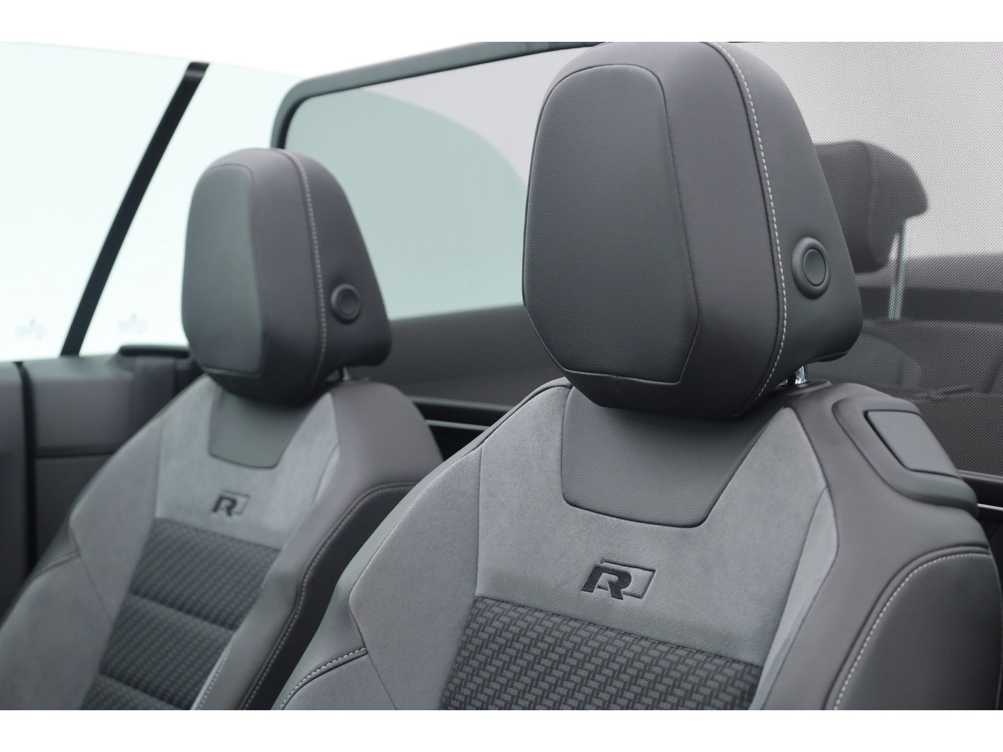Volkswagen T-Roc Cabrio 1.5 TSI R-Line | Rijklaar! | 2x R-Line | Afn. Trekhaak | Dig. Cockpit | Beats Audio | Adapt. Cruise | Camera+PDC | Stoelverw. | Nav+App. Connect | LED | Climate | Draadloos | Keyless V