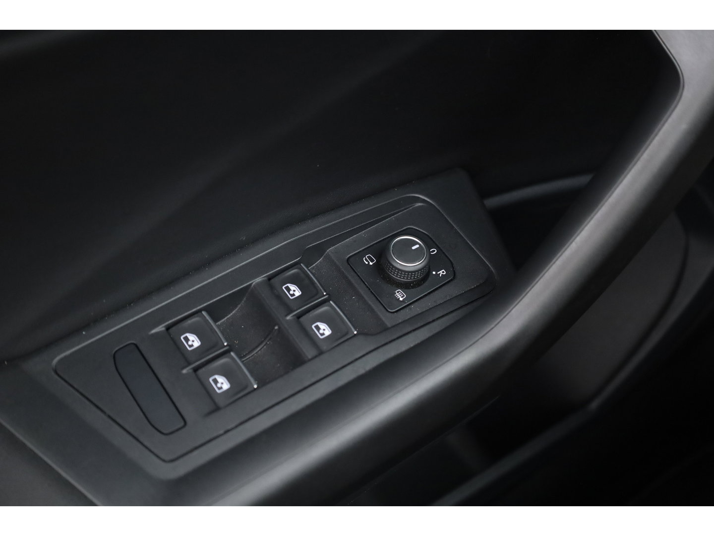 Volkswagen T-Roc Cabrio 1.5 TSI R-Line | Rijklaar! | 2x R-Line | Afn. Trekhaak | Dig. Cockpit | Beats Audio | Adapt. Cruise | Camera+PDC | Stoelverw. | Nav+App. Connect | LED | Climate | Draadloos | Keyless V