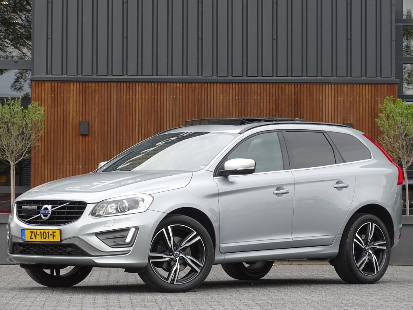 Volvo XC60 2.0 T5 FWD Polar+ 245PK / R-Design / LED