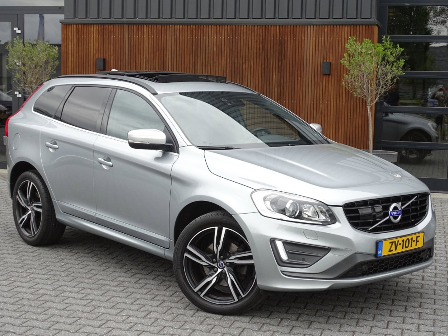 Volvo XC60 2.0 T5 FWD Polar+ 245PK / R-Design / LED