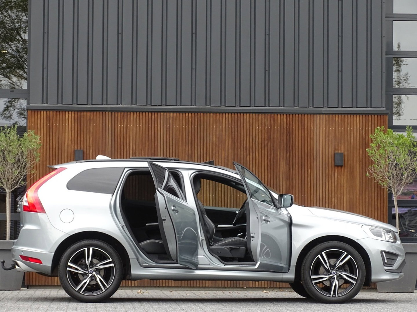 Volvo XC60 2.0 T5 FWD Polar+ 245PK / R-Design / LED