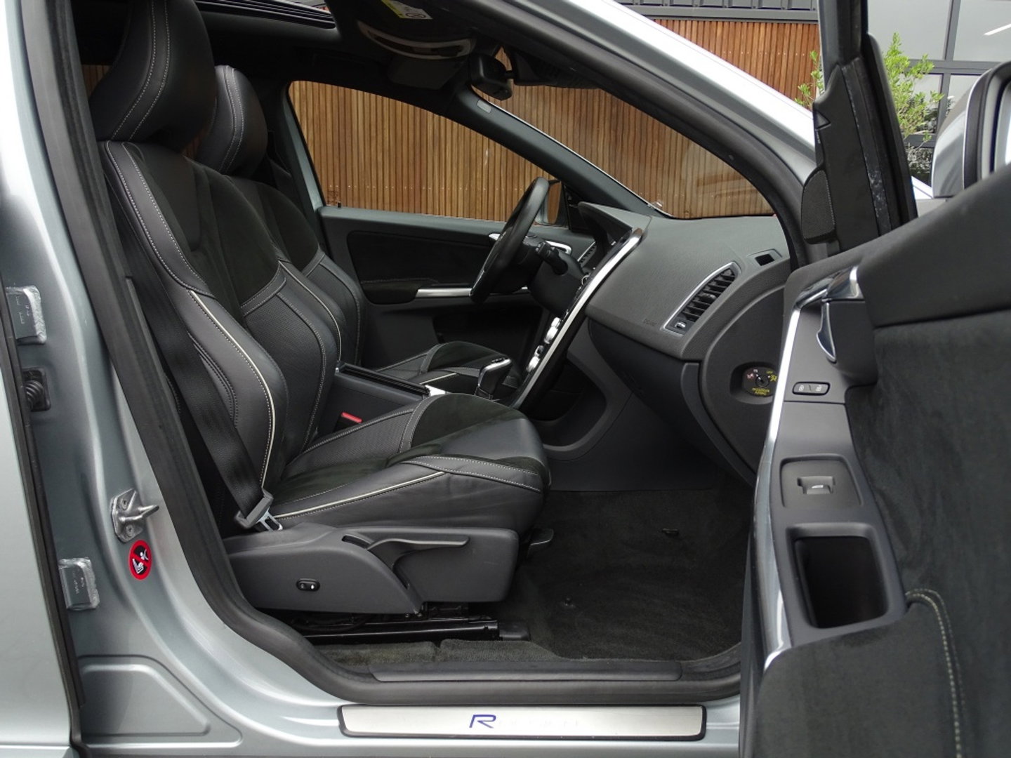 Volvo XC60 2.0 T5 FWD Polar+ 245PK / R-Design / LED