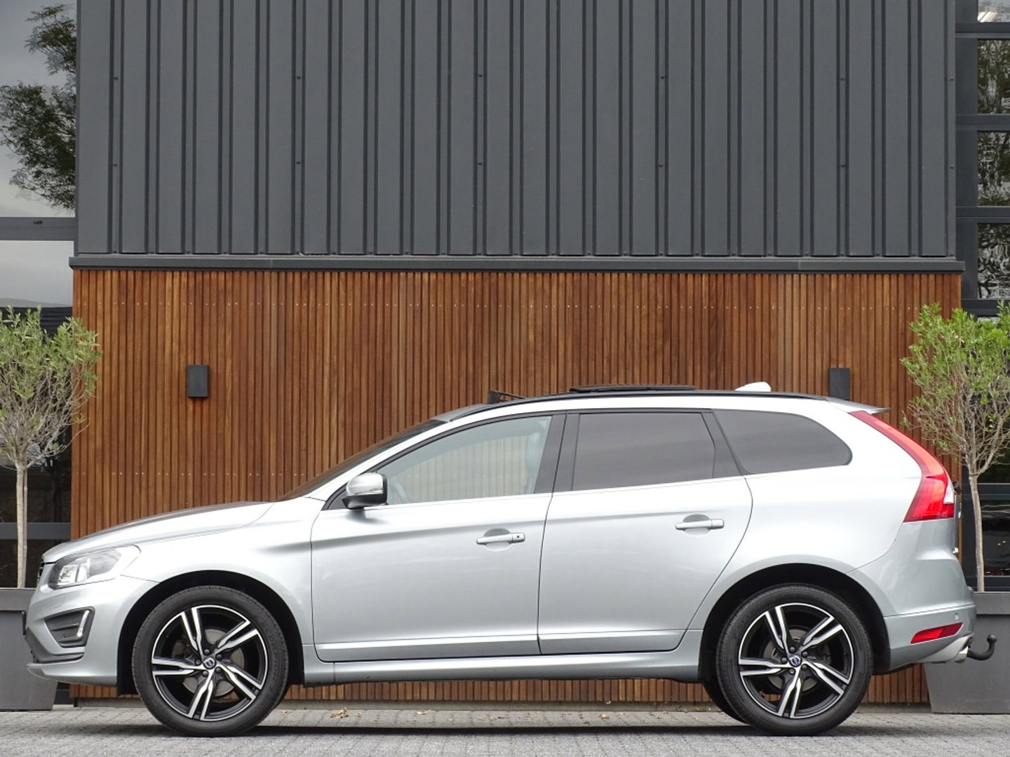 Volvo XC60 2.0 T5 FWD Polar+ 245PK / R-Design / LED