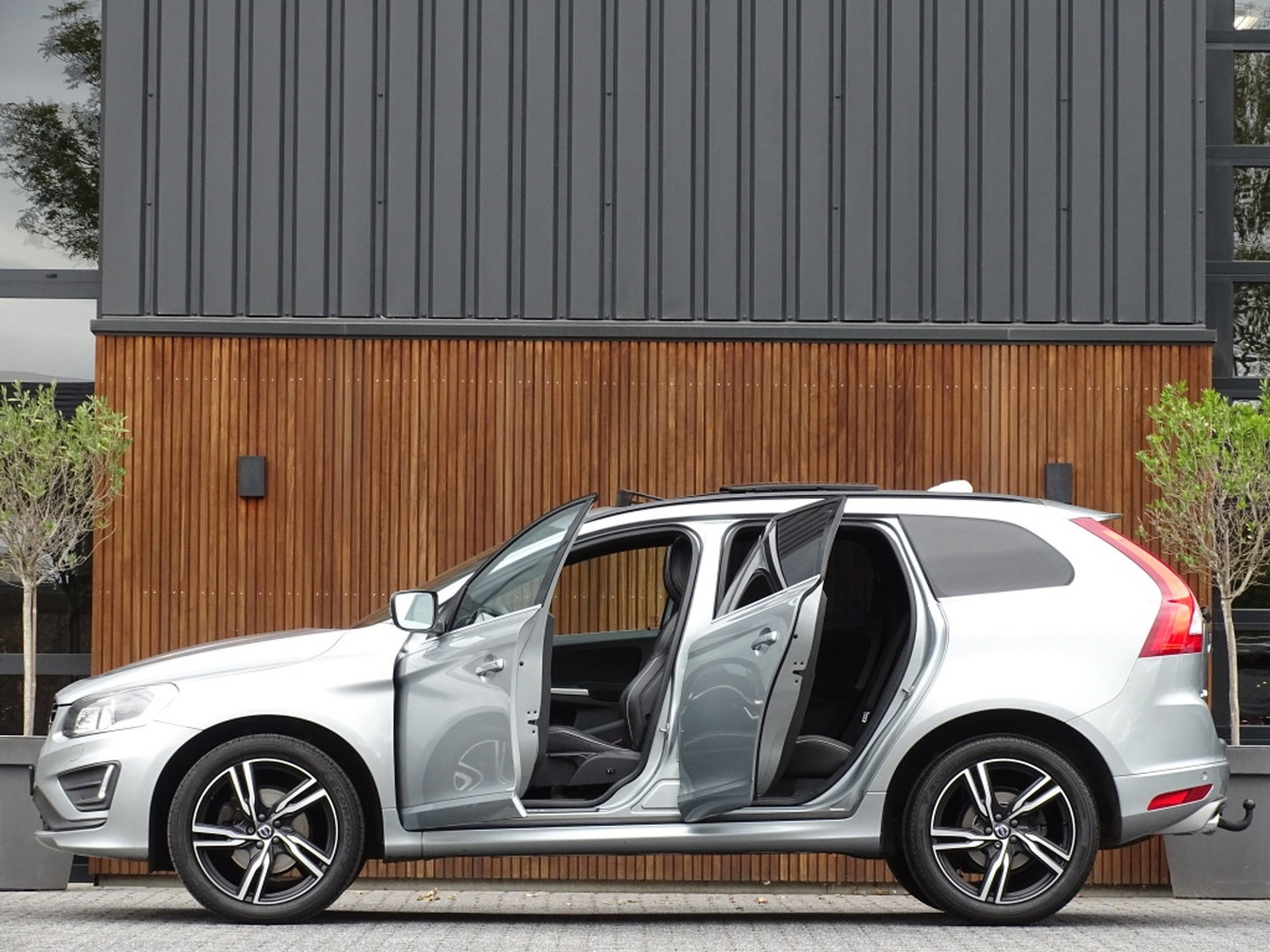 Volvo XC60 2.0 T5 FWD Polar+ 245PK / R-Design / LED