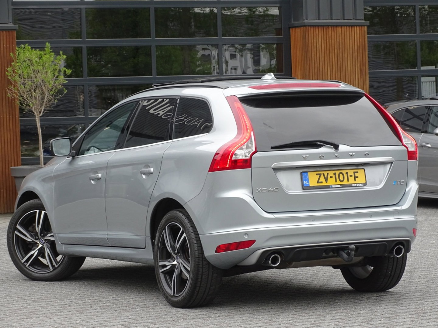 Volvo XC60 2.0 T5 FWD Polar+ 245PK / R-Design / LED