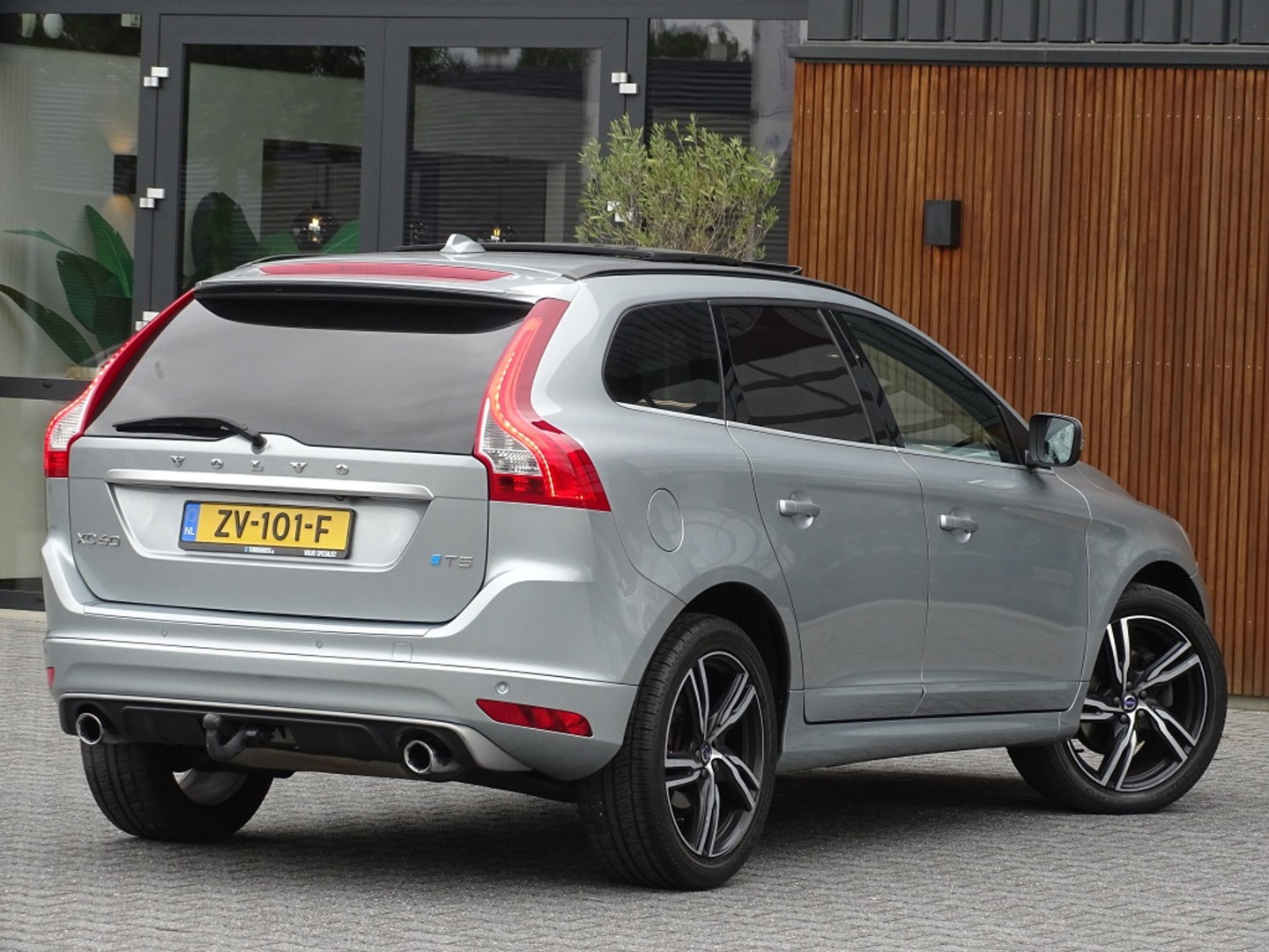 Volvo XC60 2.0 T5 FWD Polar+ 245PK / R-Design / LED