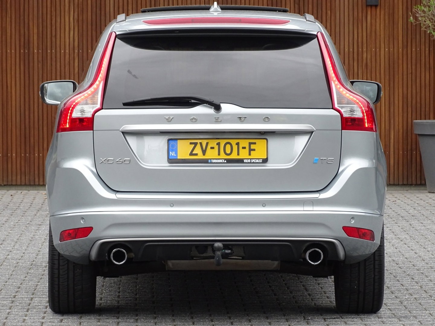 Volvo XC60 2.0 T5 FWD Polar+ 245PK / R-Design / LED