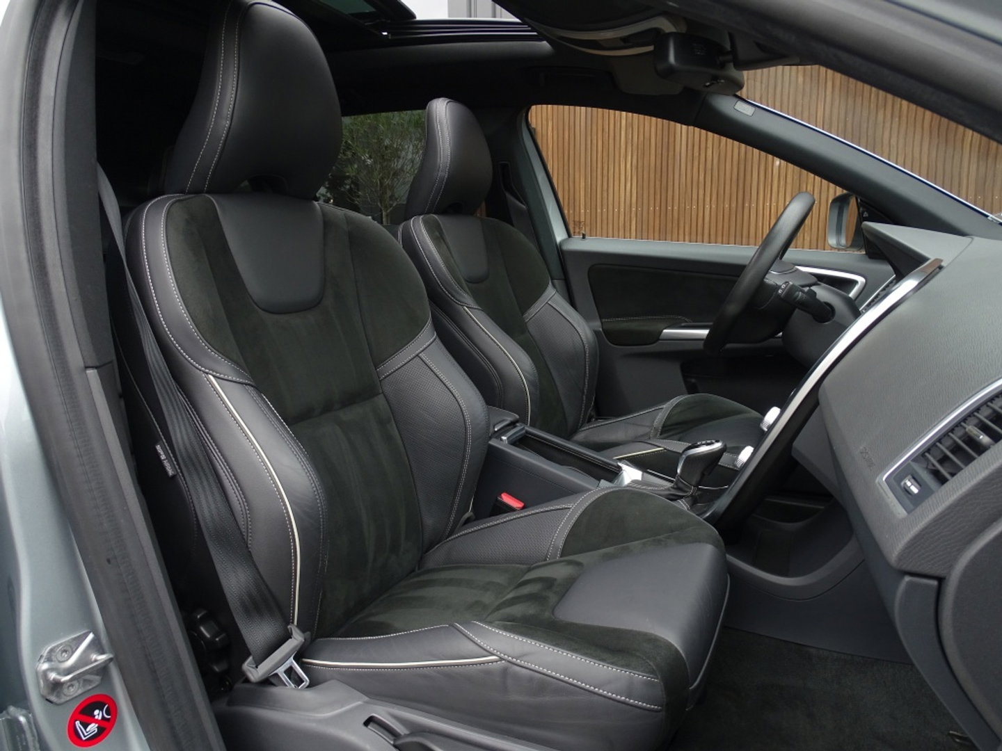Volvo XC60 2.0 T5 FWD Polar+ 245PK / R-Design / LED