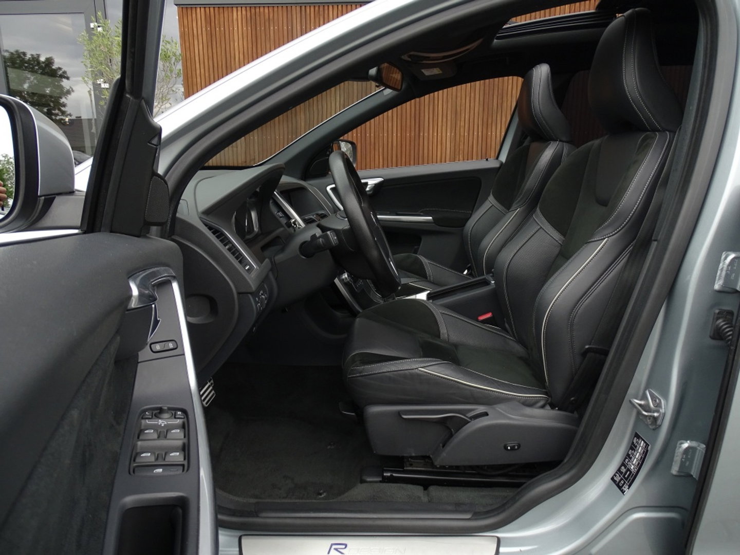 Volvo XC60 2.0 T5 FWD Polar+ 245PK / R-Design / LED