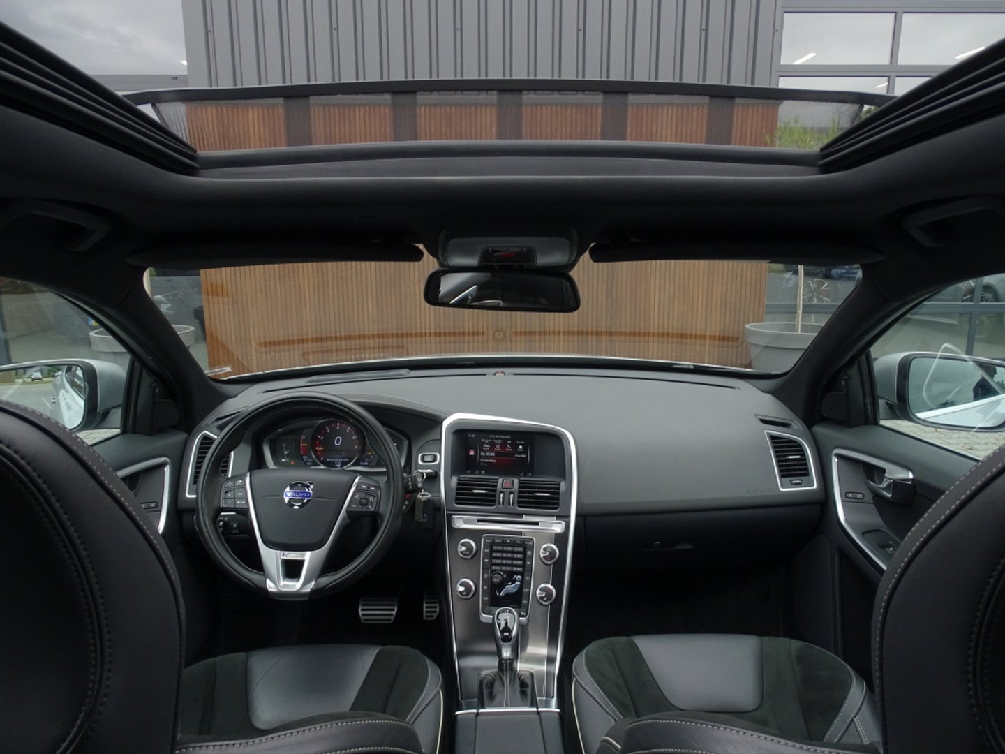 Volvo XC60 2.0 T5 FWD Polar+ 245PK / R-Design / LED