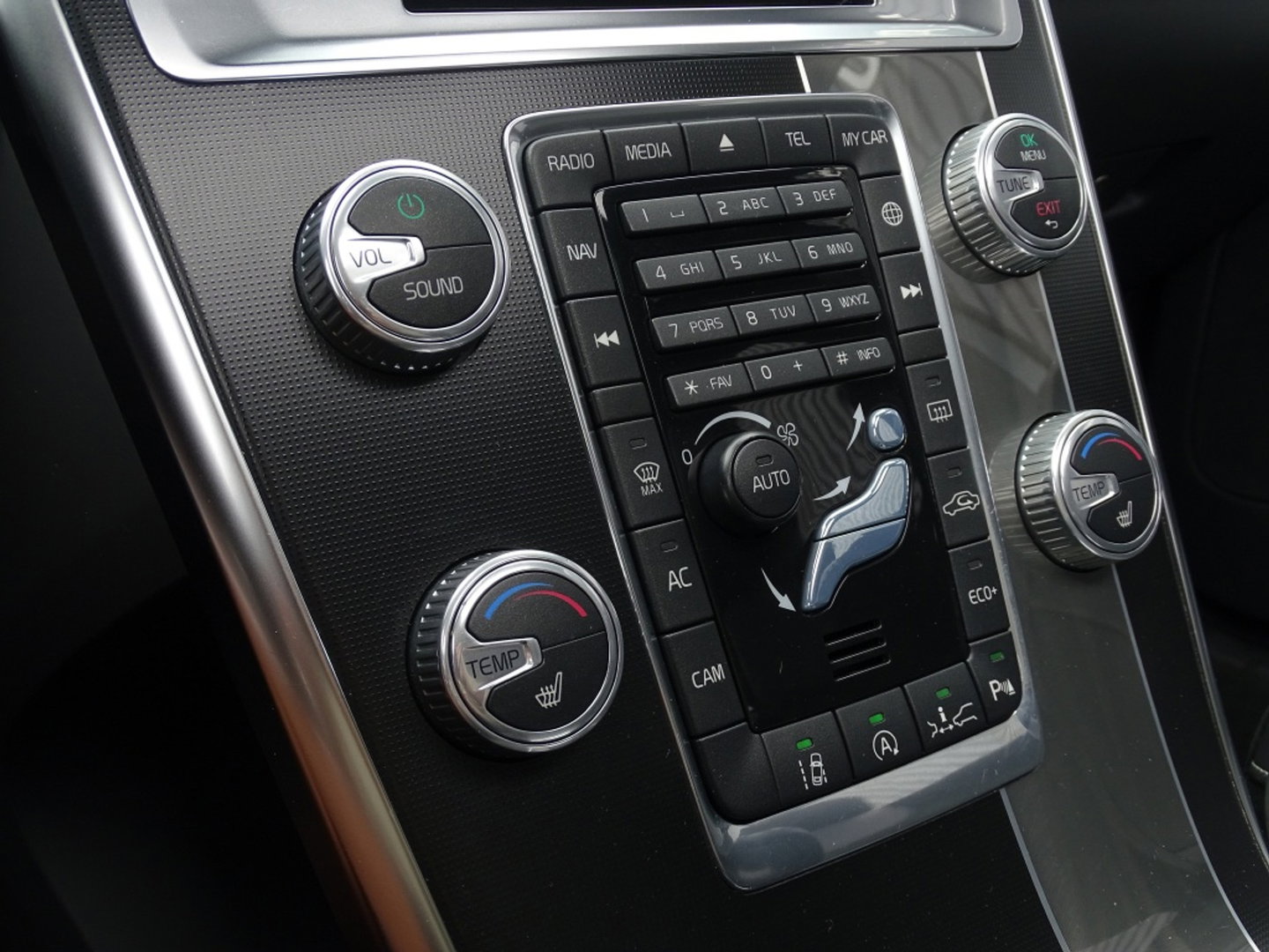 Volvo XC60 2.0 T5 FWD Polar+ 245PK / R-Design / LED